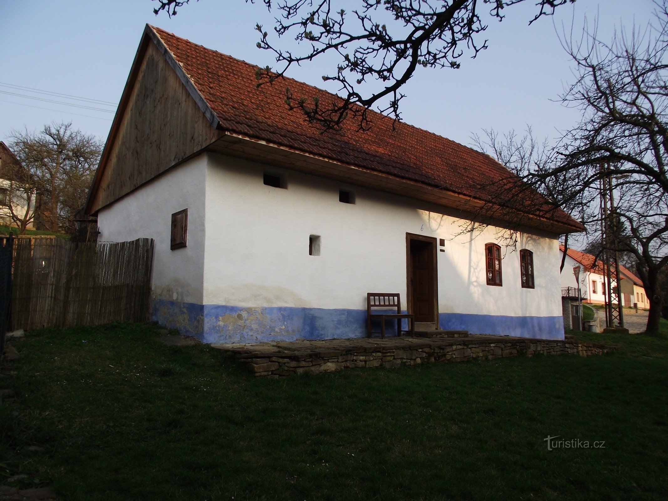 a ház bejárati homlokzata