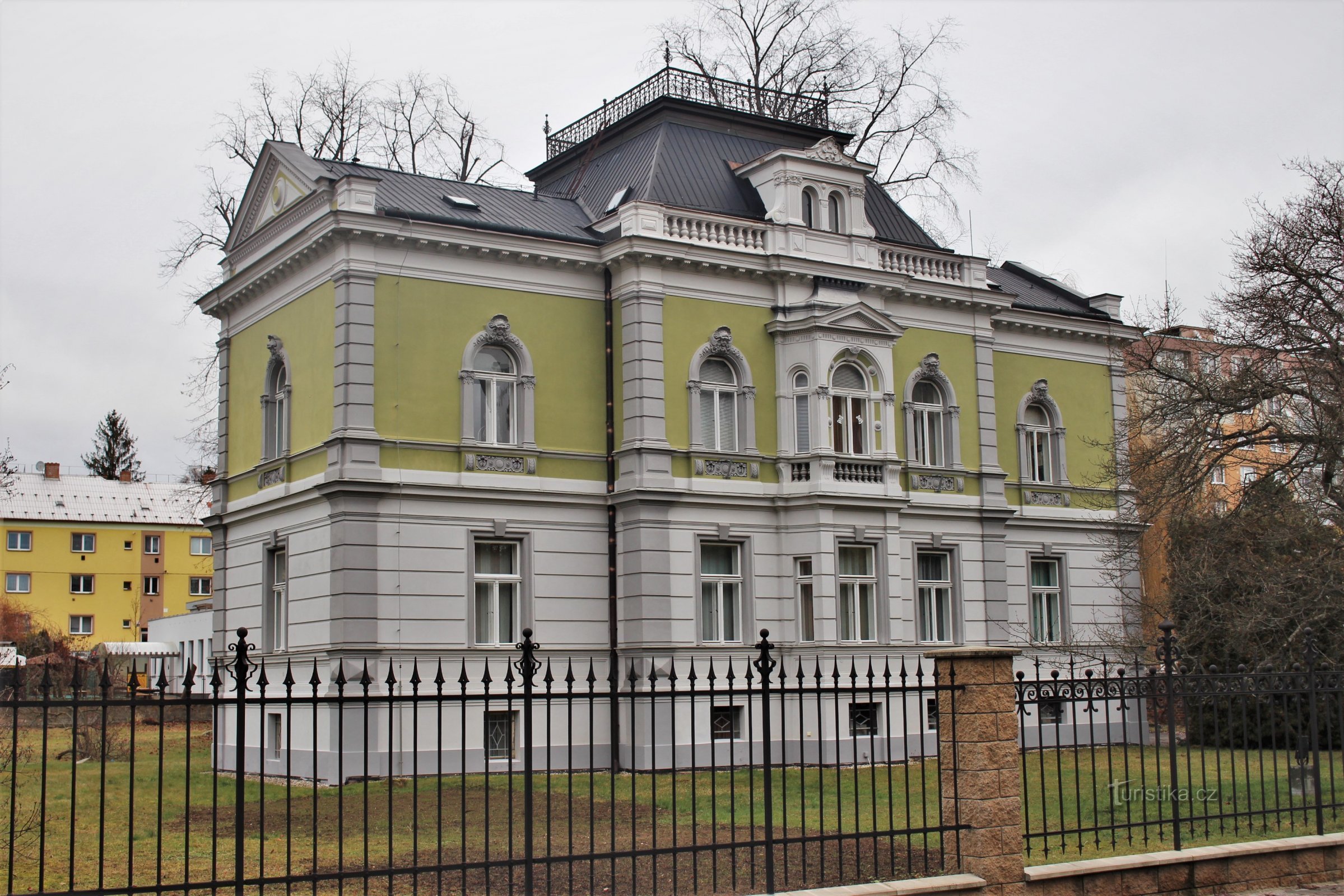 A villa bejárati homlokzata