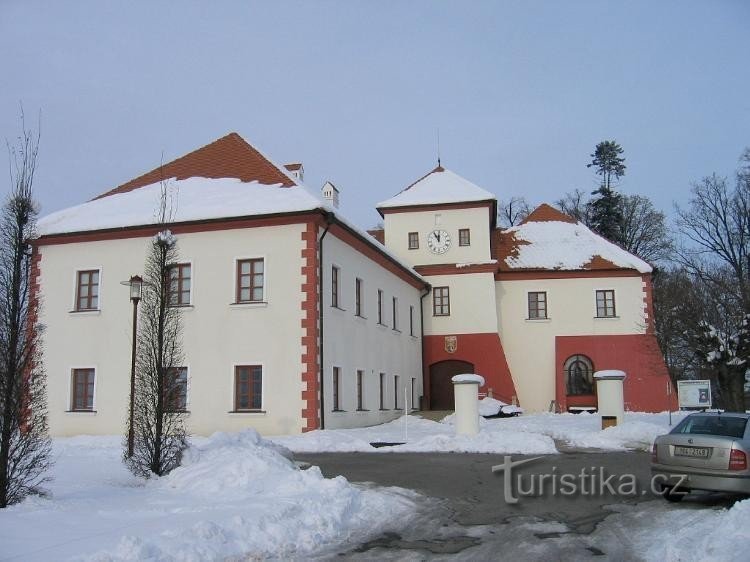 A kastély bejárati homlokzata