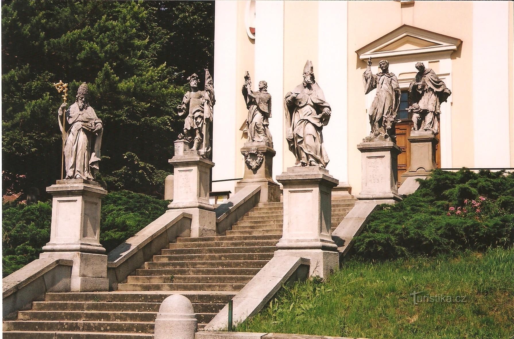 escalera de entrada con galería de esculturas