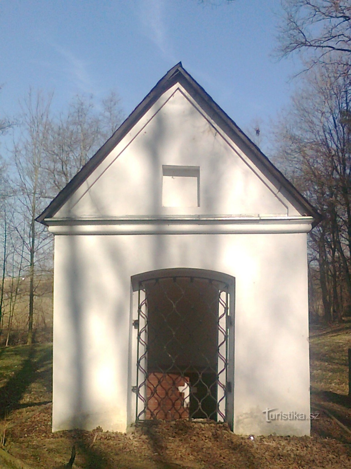 A kápolna bejárati oldala