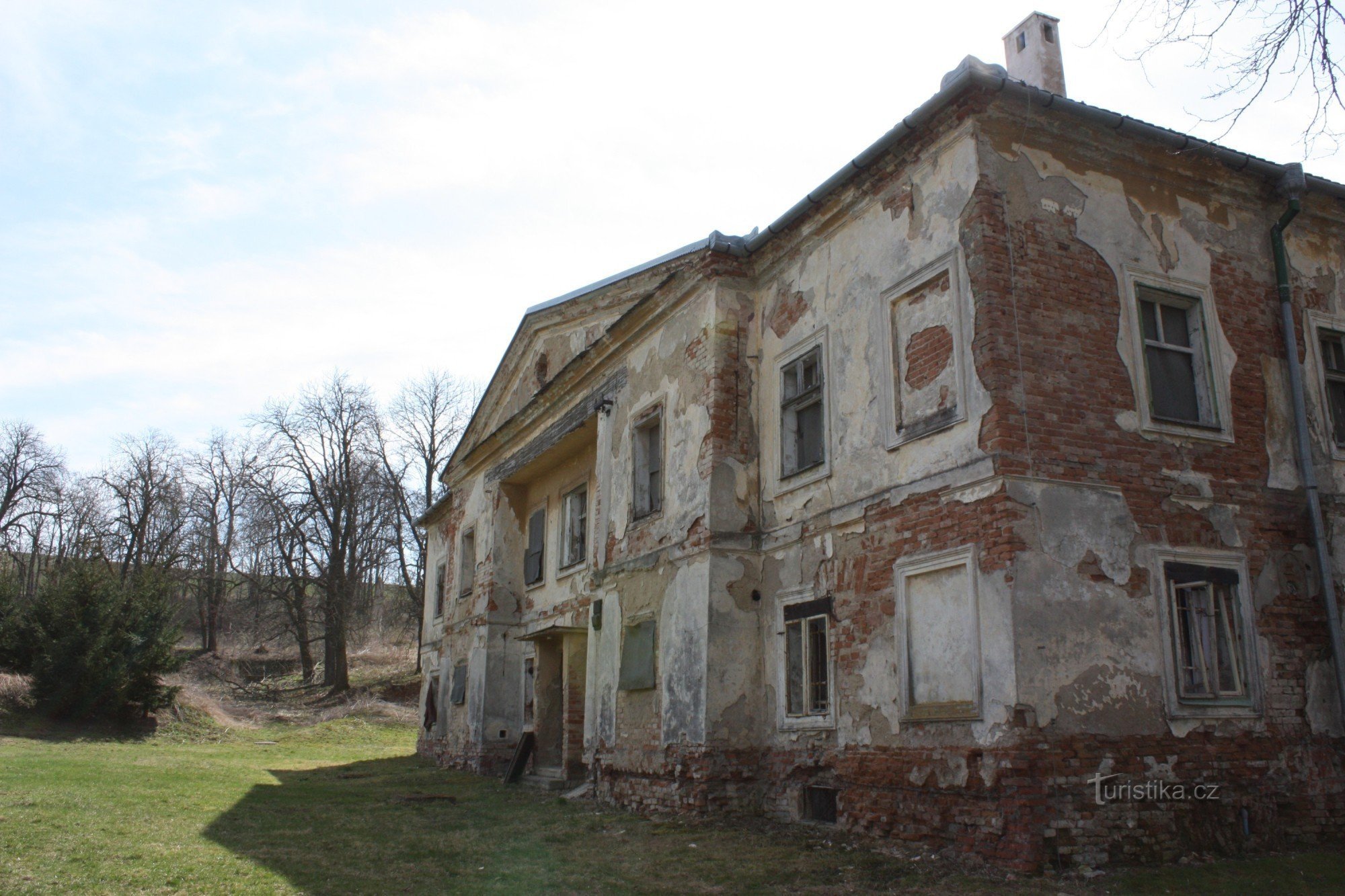 Entrance side of the Komorov castle