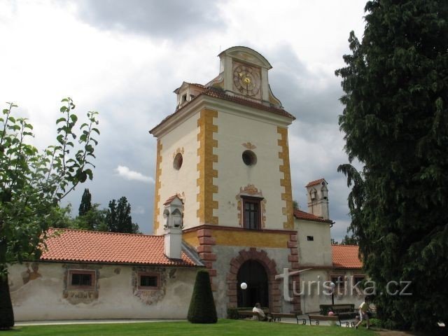 Eingangsturm vom Schloss (Blick von der Zufahrtsstraße)