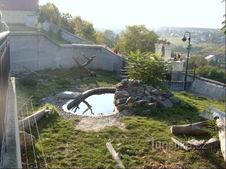 Recinto para ursos: na parte norte do parque existe um beararium com recinto para ursos