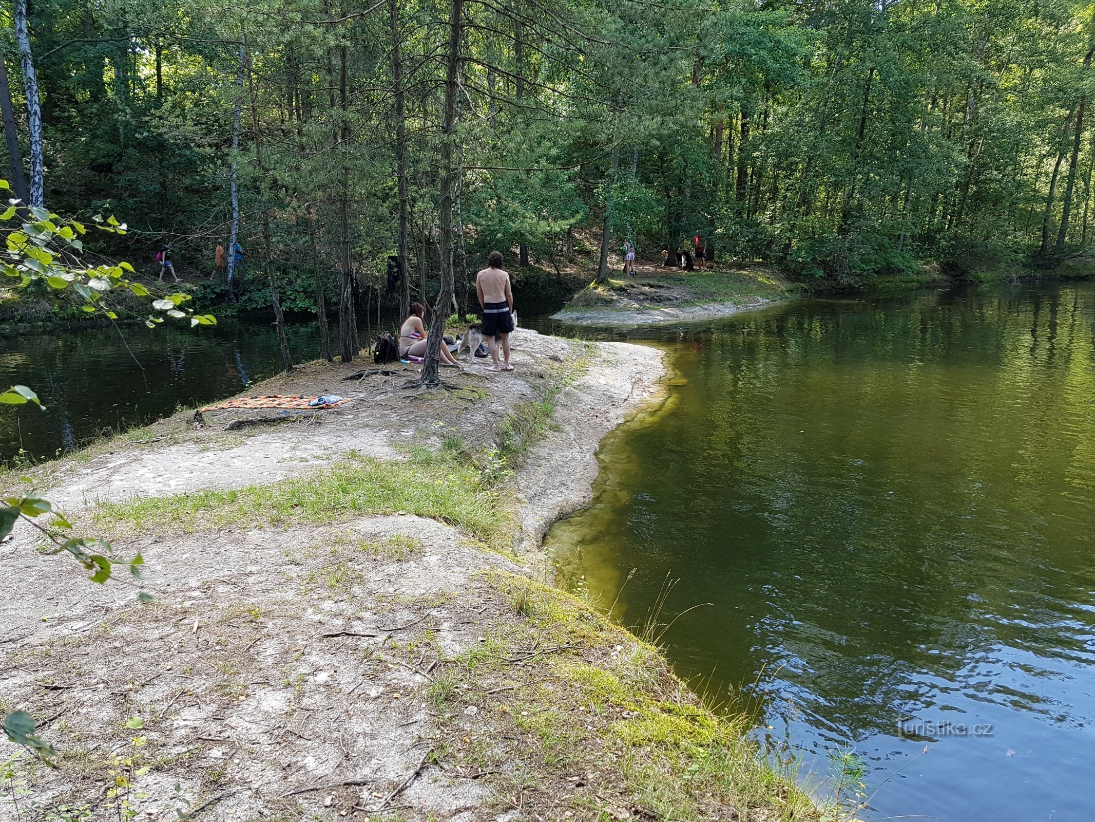 As penínsulas salientes que quase dividem o lago e delas recebeu o nome