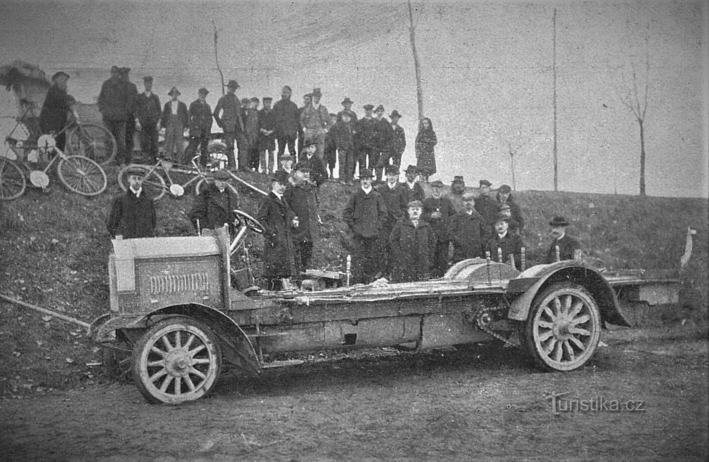 Een vernielde bus in de buurt van Hoděšovice (1908)