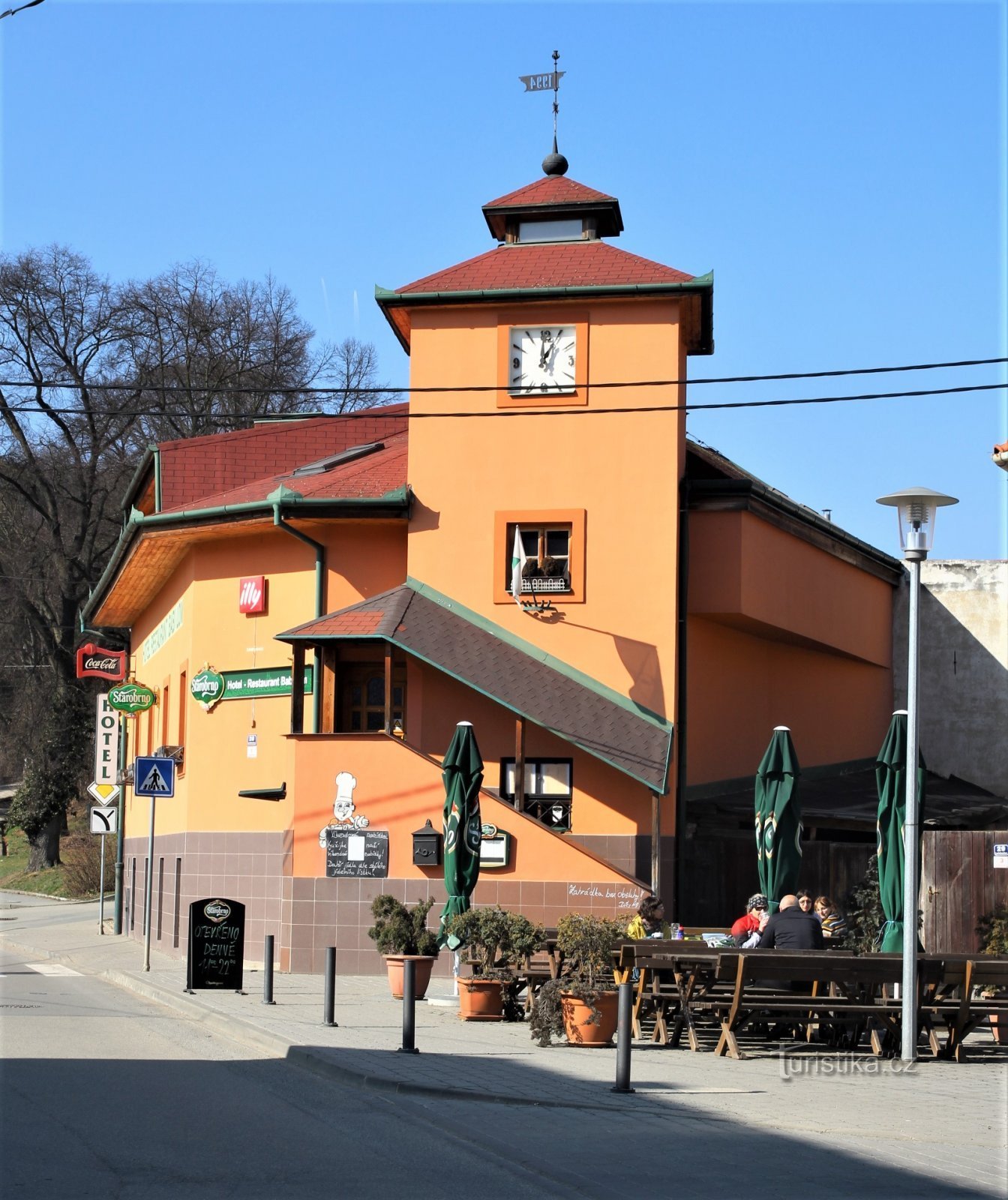 La promenade commence dans le village de Lelekovice près de l'hôtel Babí lom