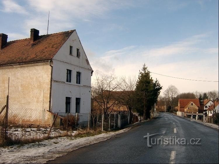 Istočno od sela