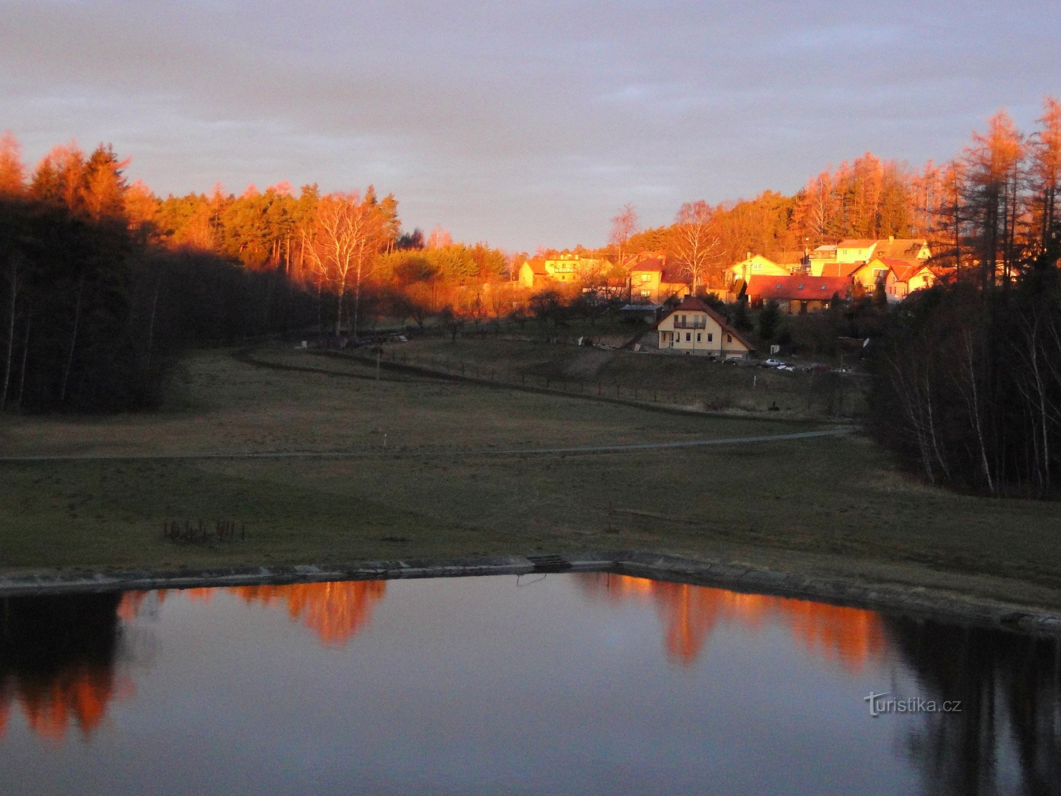 auringonnousu Zderazin kylän yli