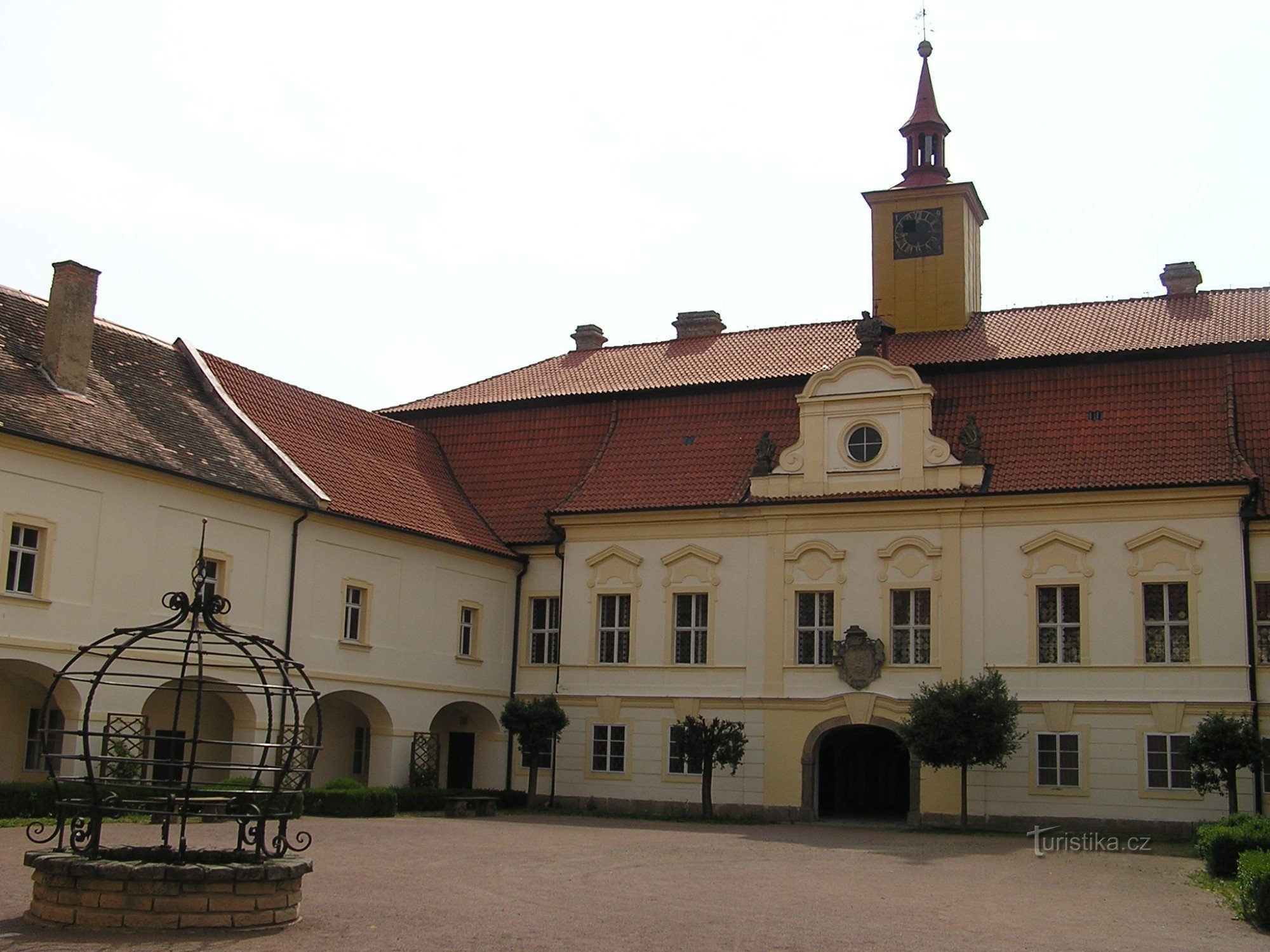 les ailes est et nord du château