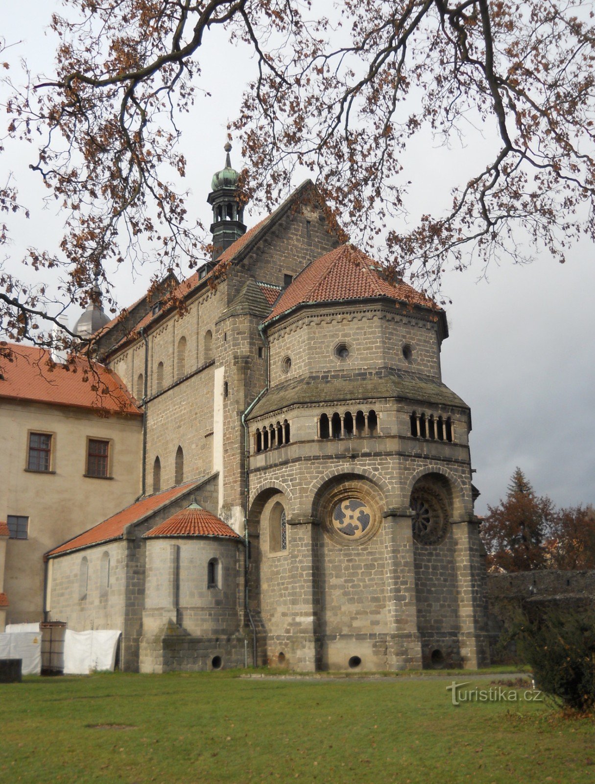 Der östliche Teil der Apsis mit einer romanischen Rosette und einer Zwergenempore