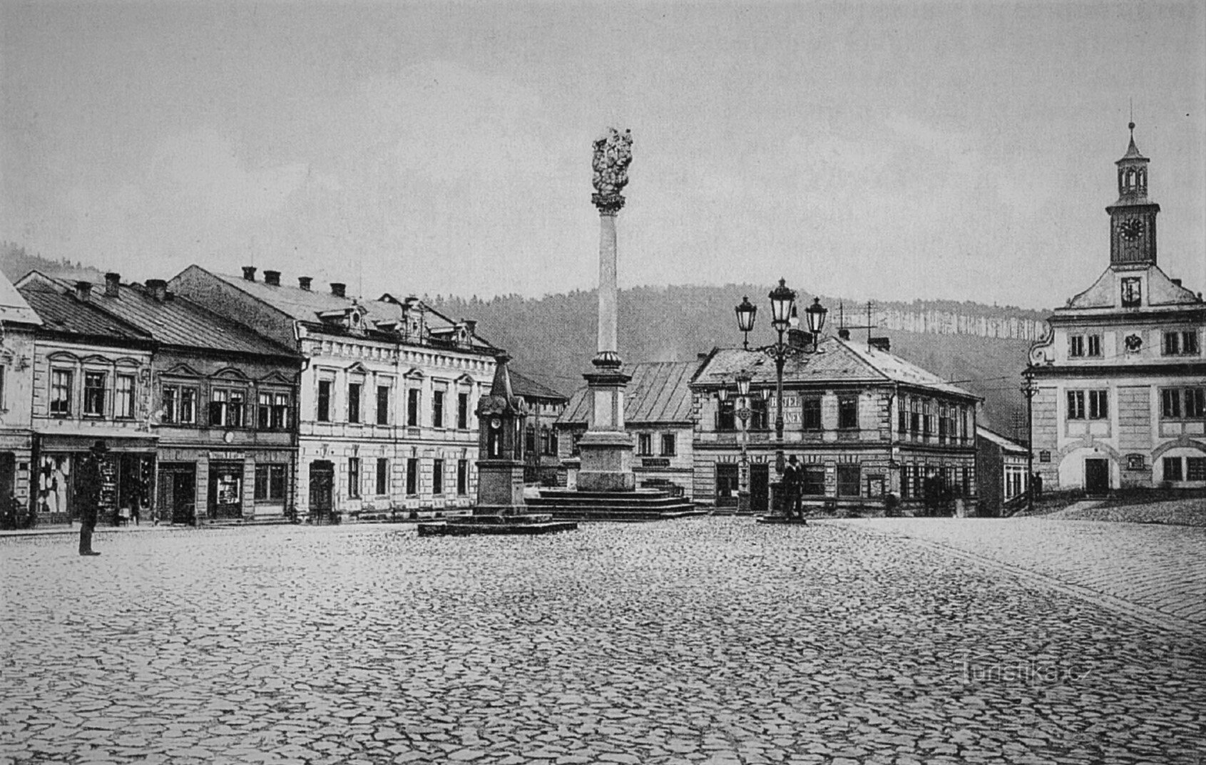 Wschodnia część rynku Úpicé z willą Morawetza około 1908 r.