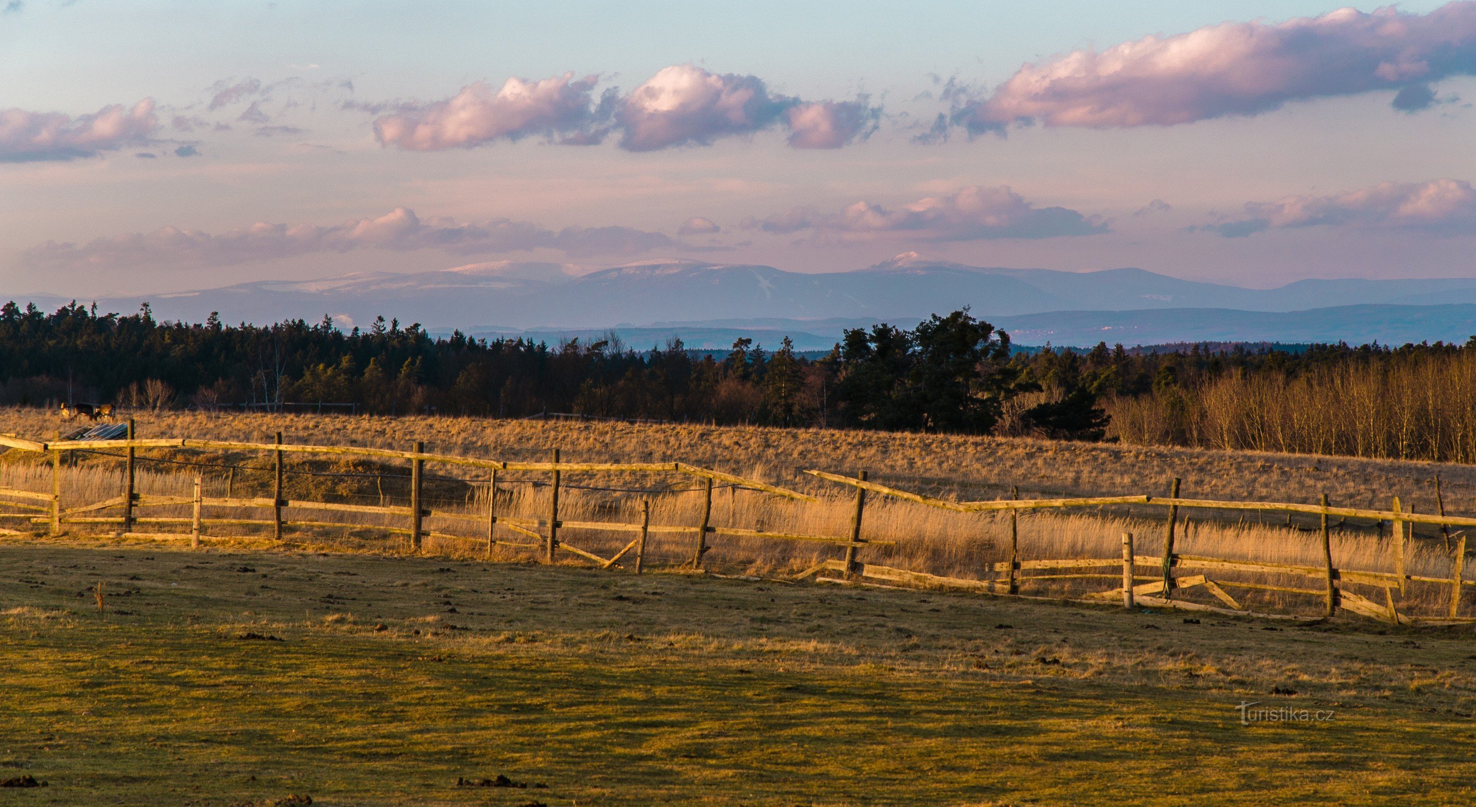 The Eastern Krkonoše mountains as seen from the Joštová viewpoint (February 2014)