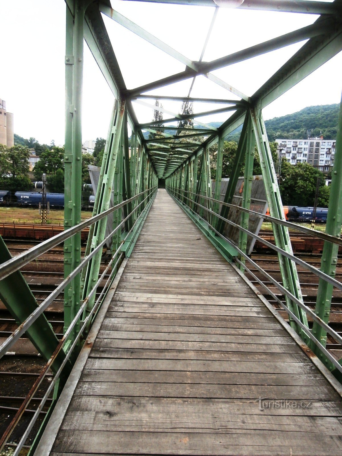 線路に架かる橋を渡って城へ向かう