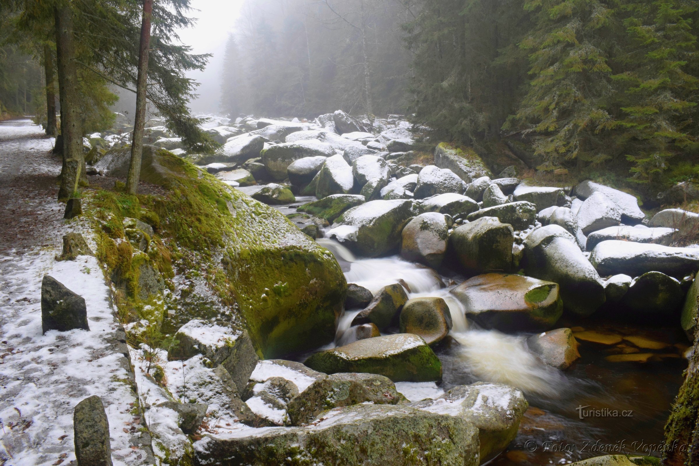 Vydra - šumavská řeka v zimě.