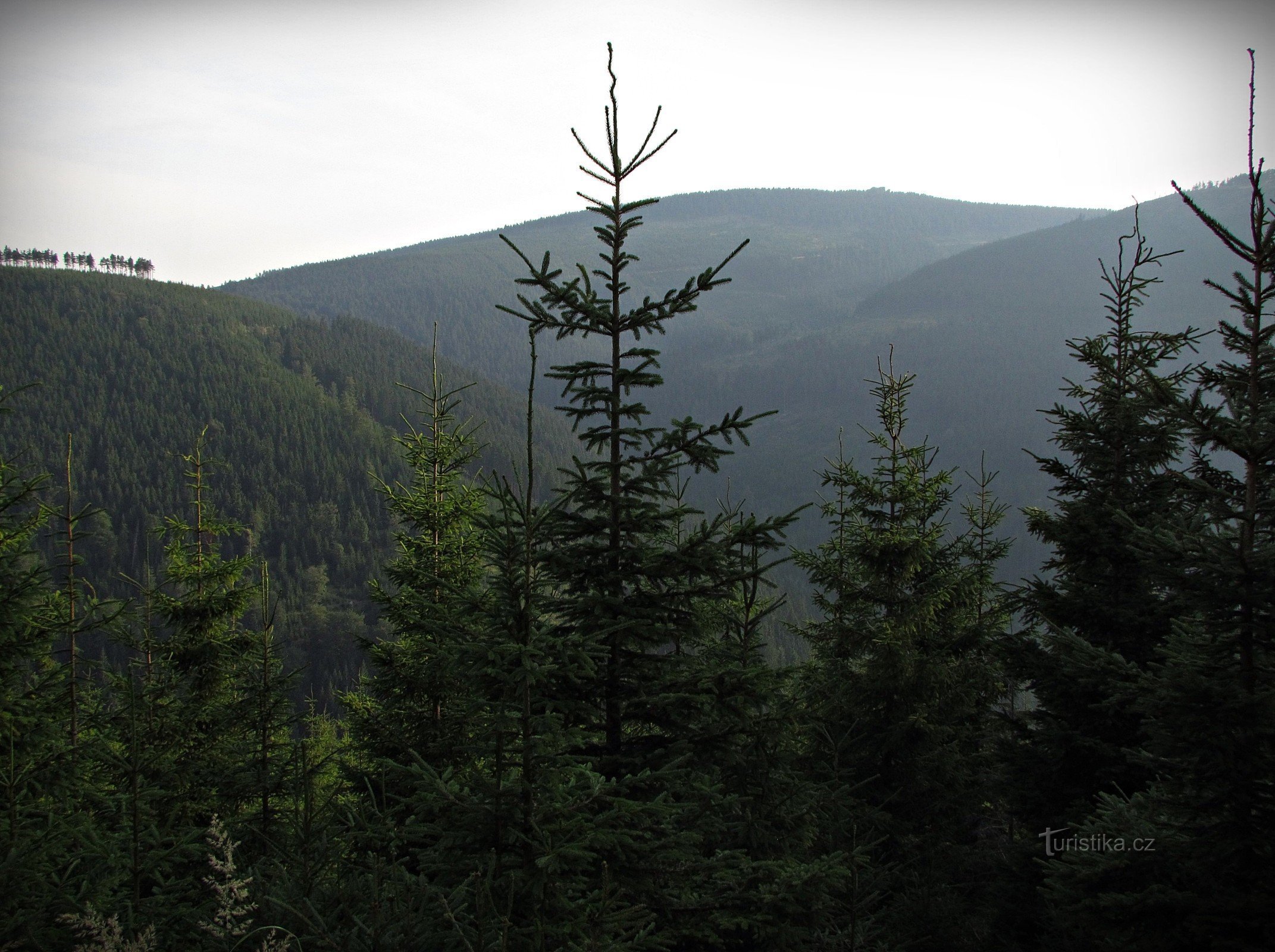 gledajući u njedra okolnih planina