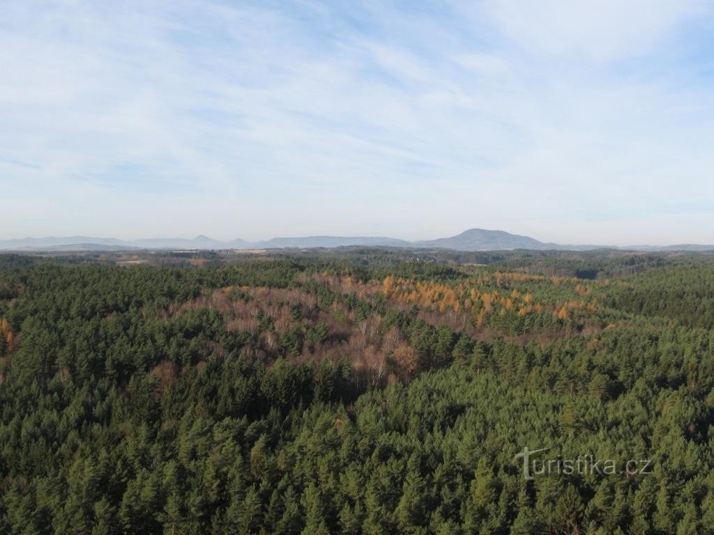 Blick auf die Region von der Burg Čap