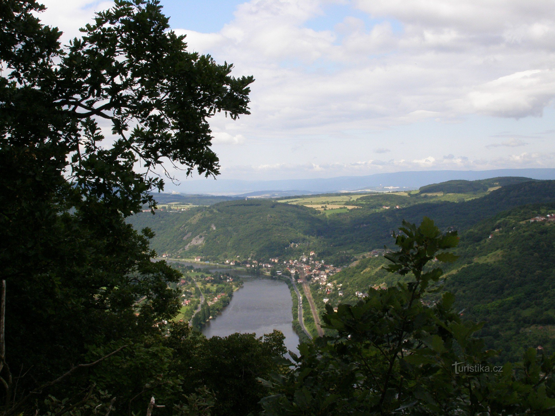 vedere la valea Elbei în timp ce urcăm pe Varhošť