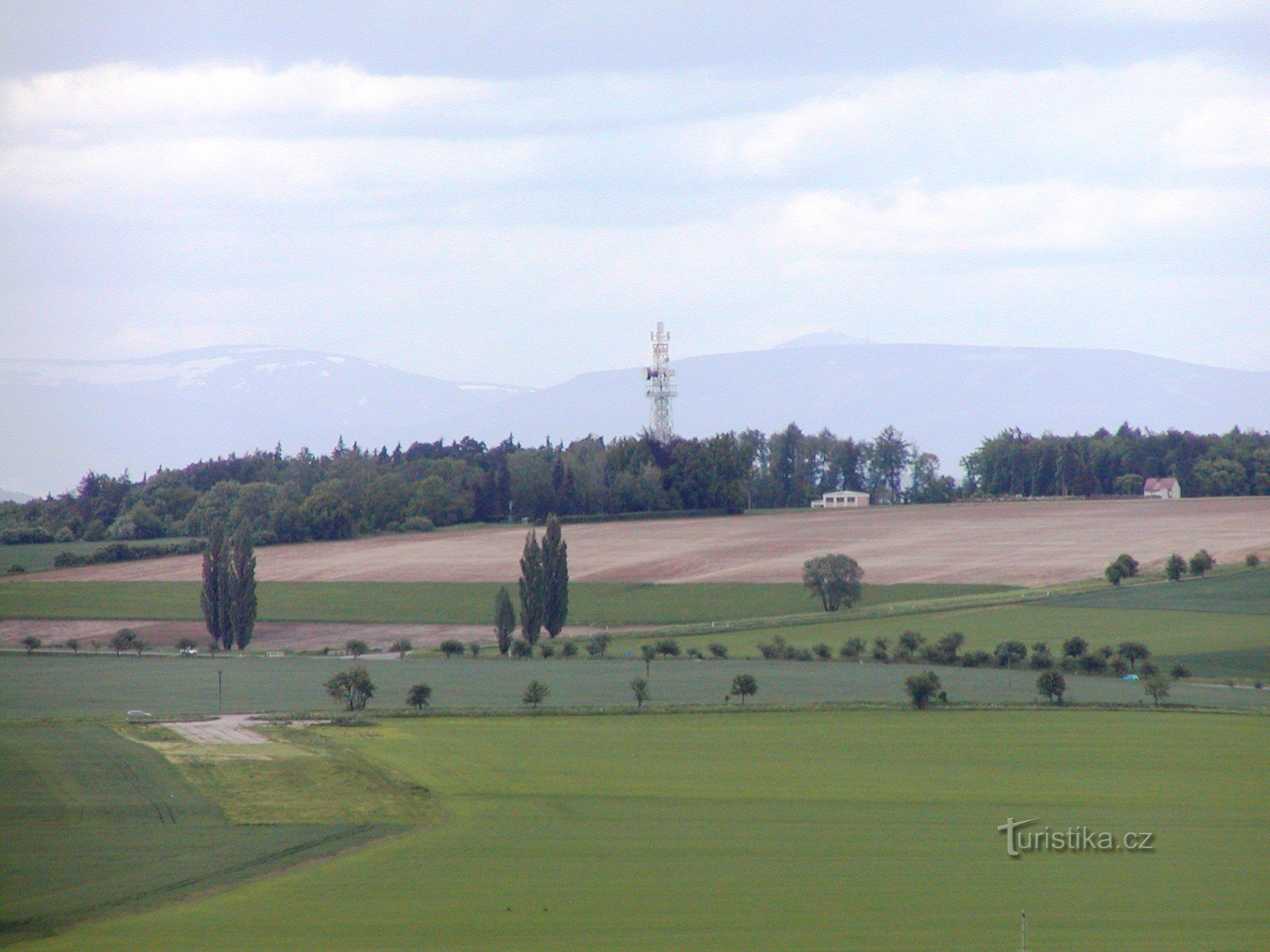 Blick auf das Schlachtfeld von Chlum, im Hintergrund das Riesengebirge