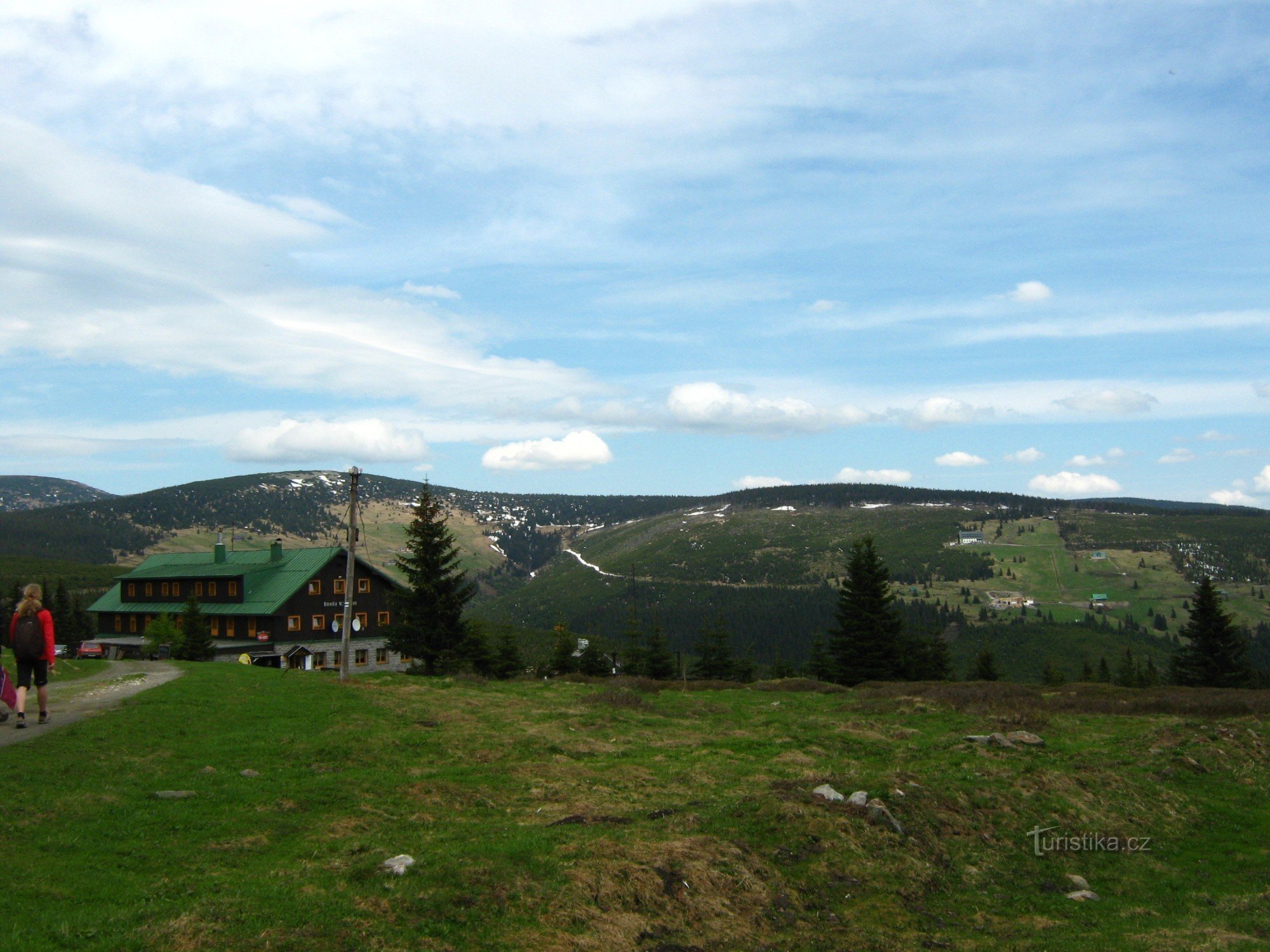 Vue sur le plan arrière et le chalet