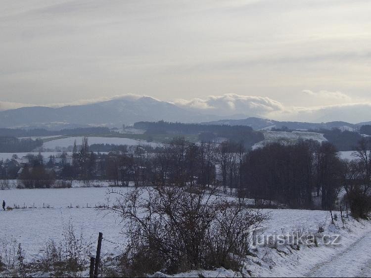 θέα στα βουνά Beskydy (Lysá hora στη μέση στα σύννεφα)