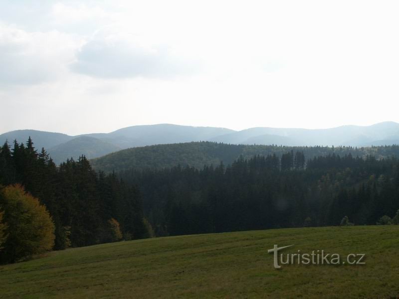 Vista das montanhas Beskydy do prado abaixo de Lačnov