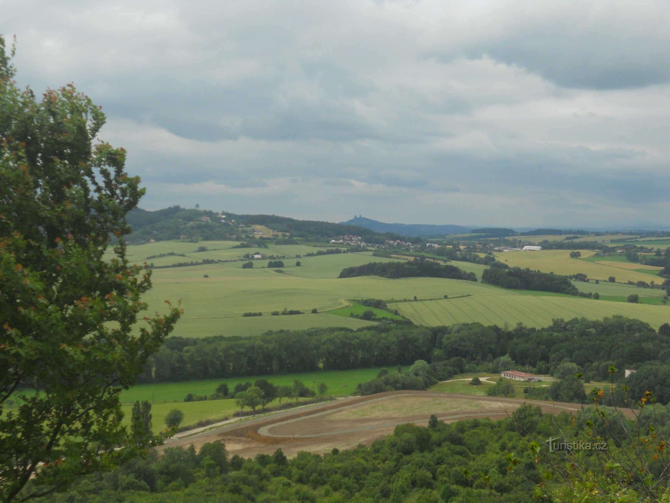 Widok Brada i Trosky'ego.