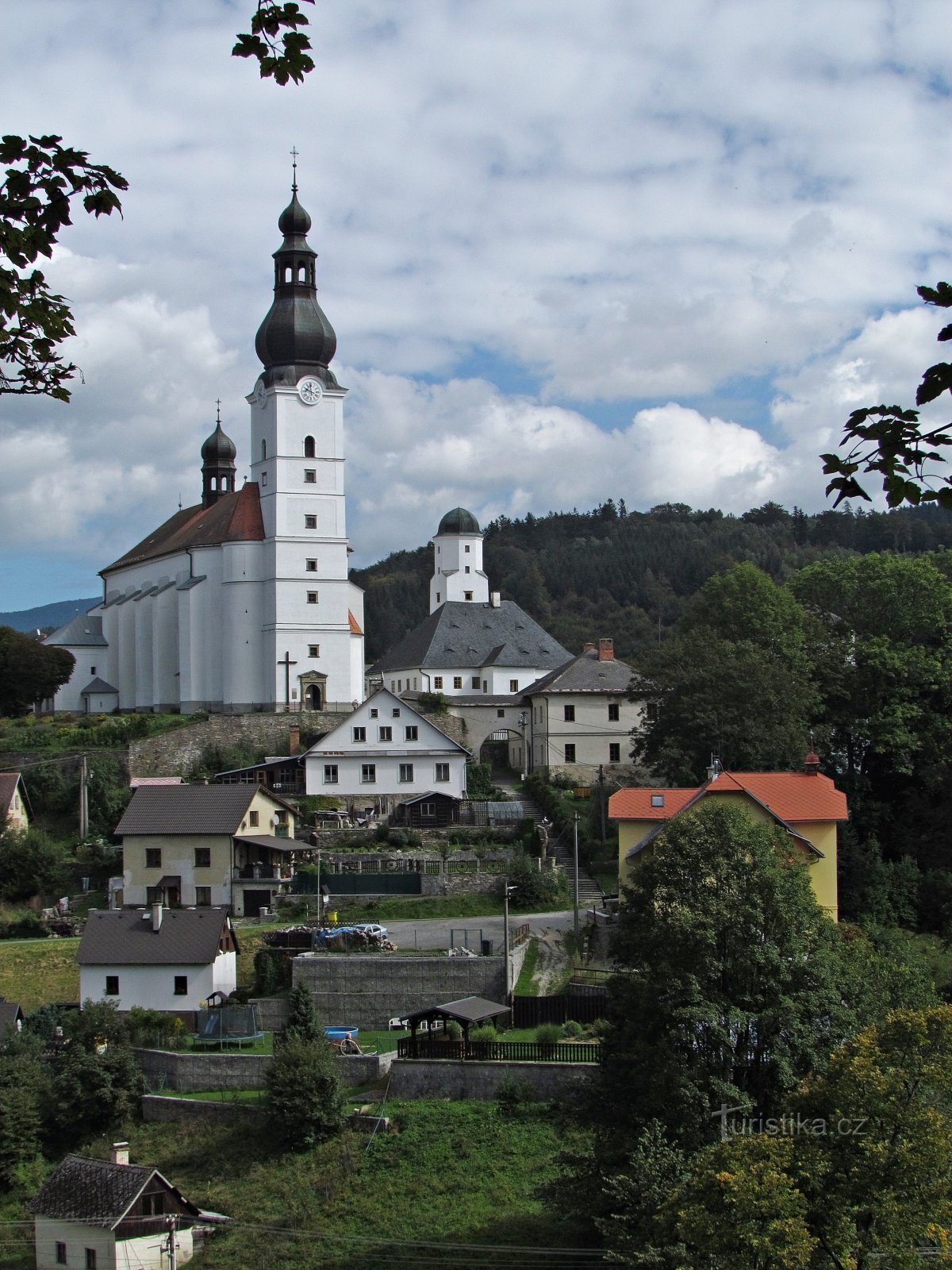 widok na Branną z drogi na Vikantice