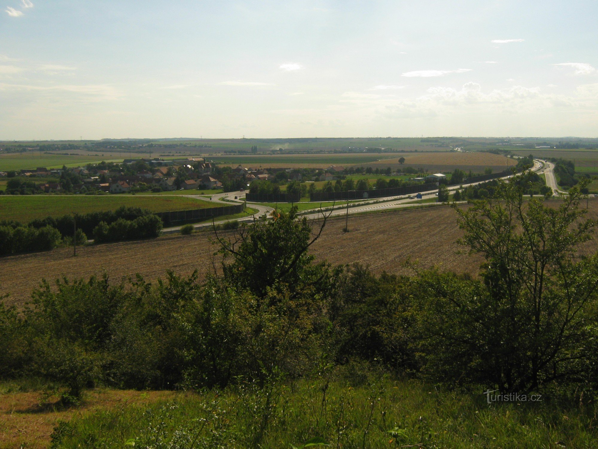 Gezicht op Českobrodsko, op de voorgrond van de snelweg met de afslag Bříství