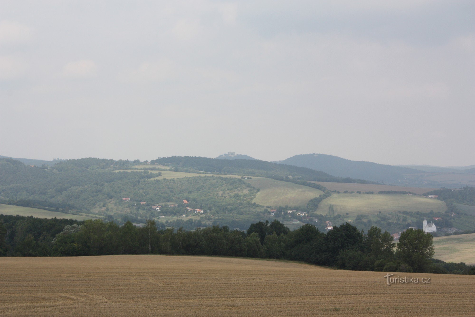 Vista de Chřiby com o castelo Buchlov