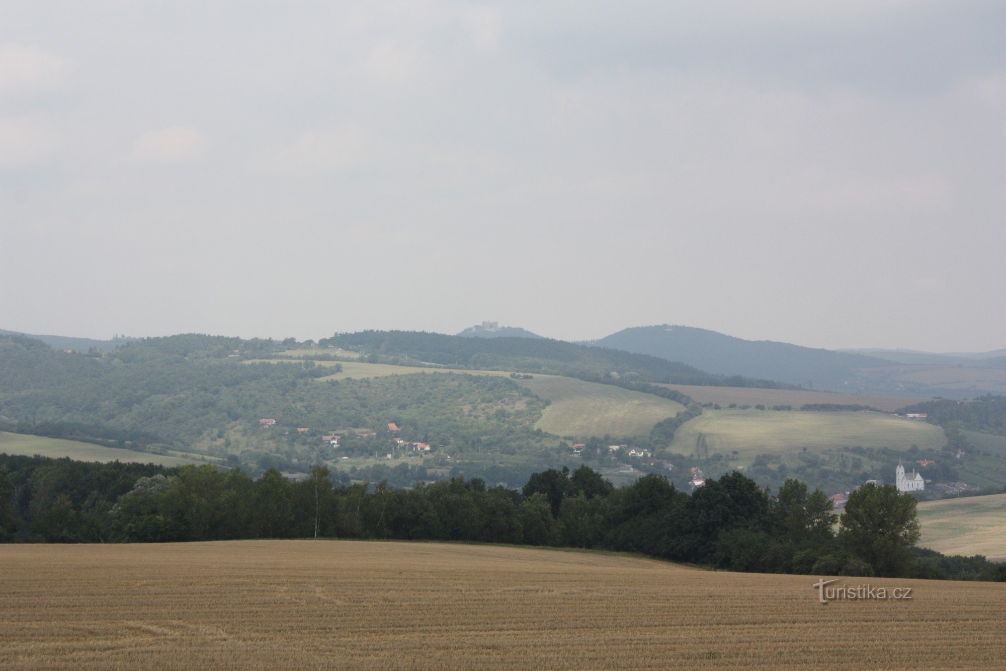 Pogled na Chřiby z gradom Buchlov