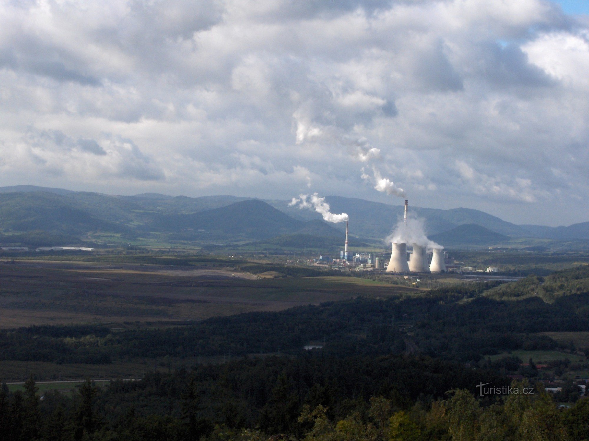 Blick auf das Doupovské-Gebirge