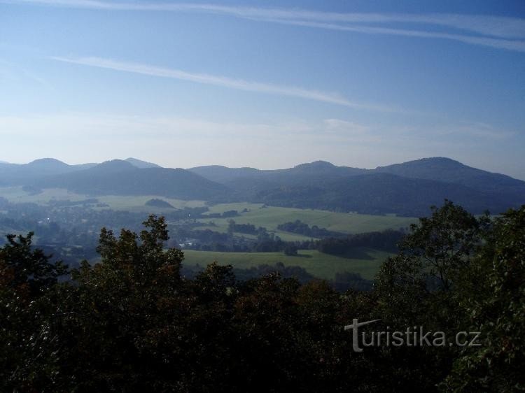Aussicht: am Horizont links Hřebec, Chřibský vrch, dahinter der spitze Gipfel des Javor,