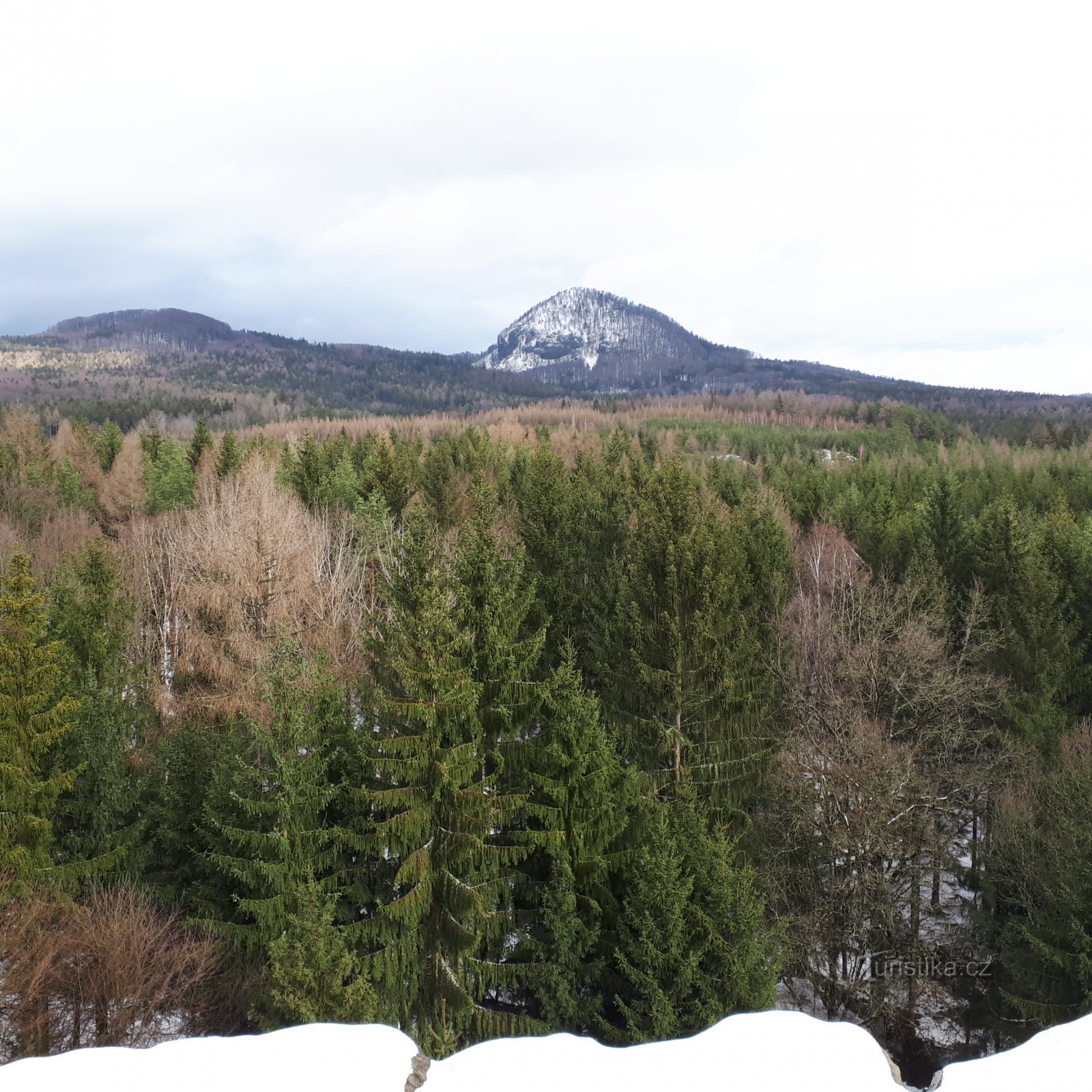 Jelení skok 展望台からの Klíč 山の眺め