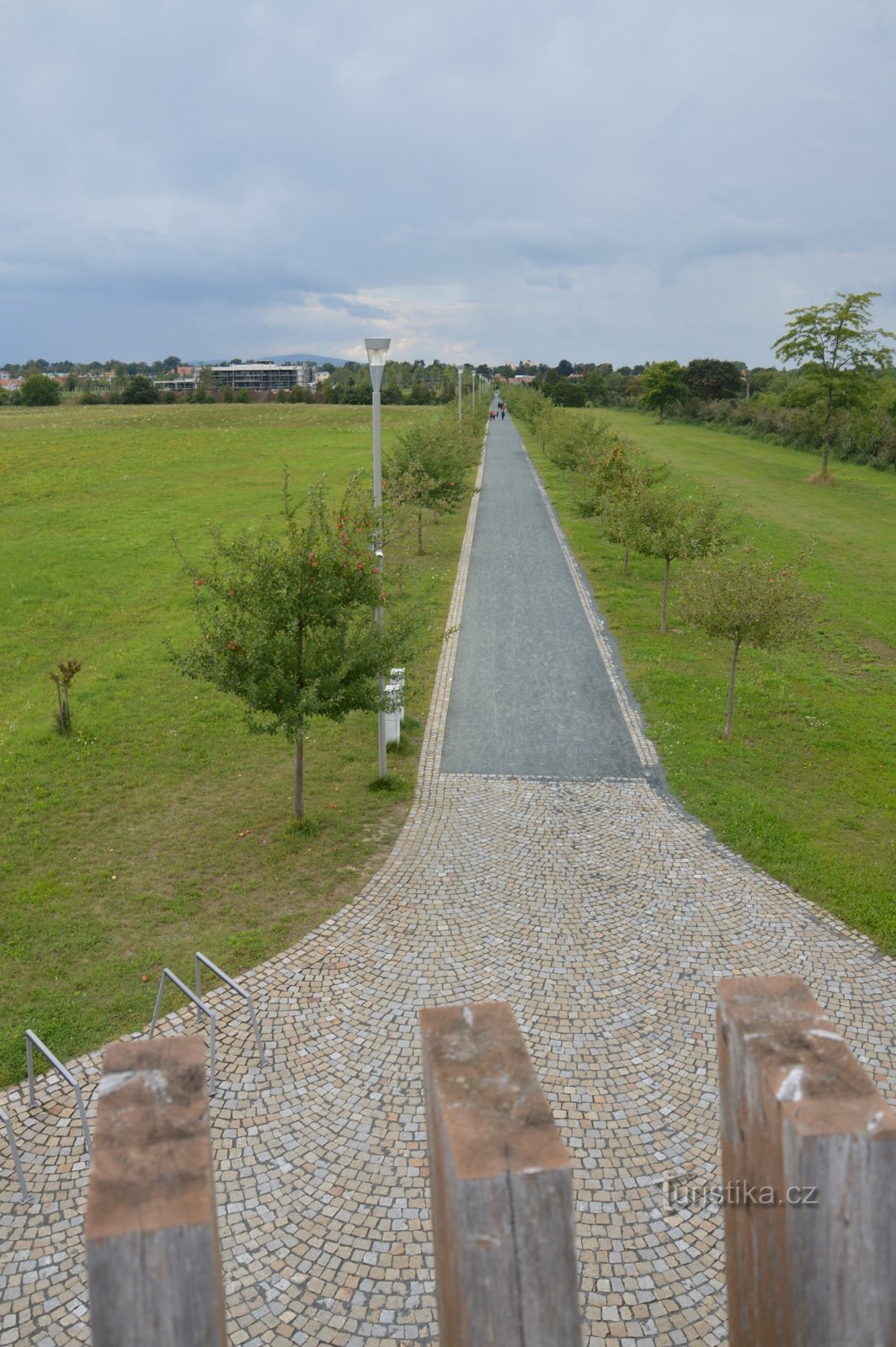 Vue de l'allée des pommiers vers la colonnade