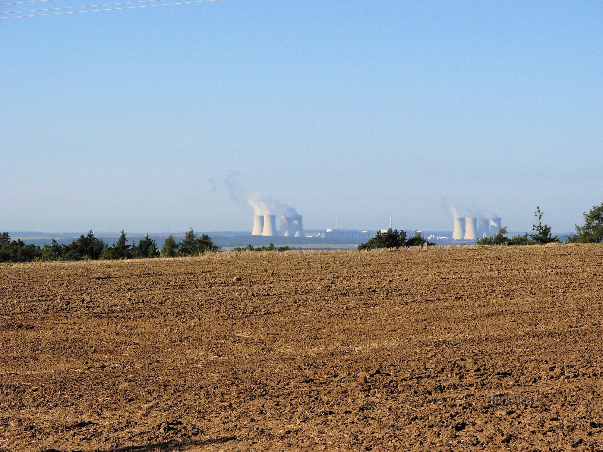 Näkymä Dukovanyn ydinvoimalaitokselle Ketkovicesta