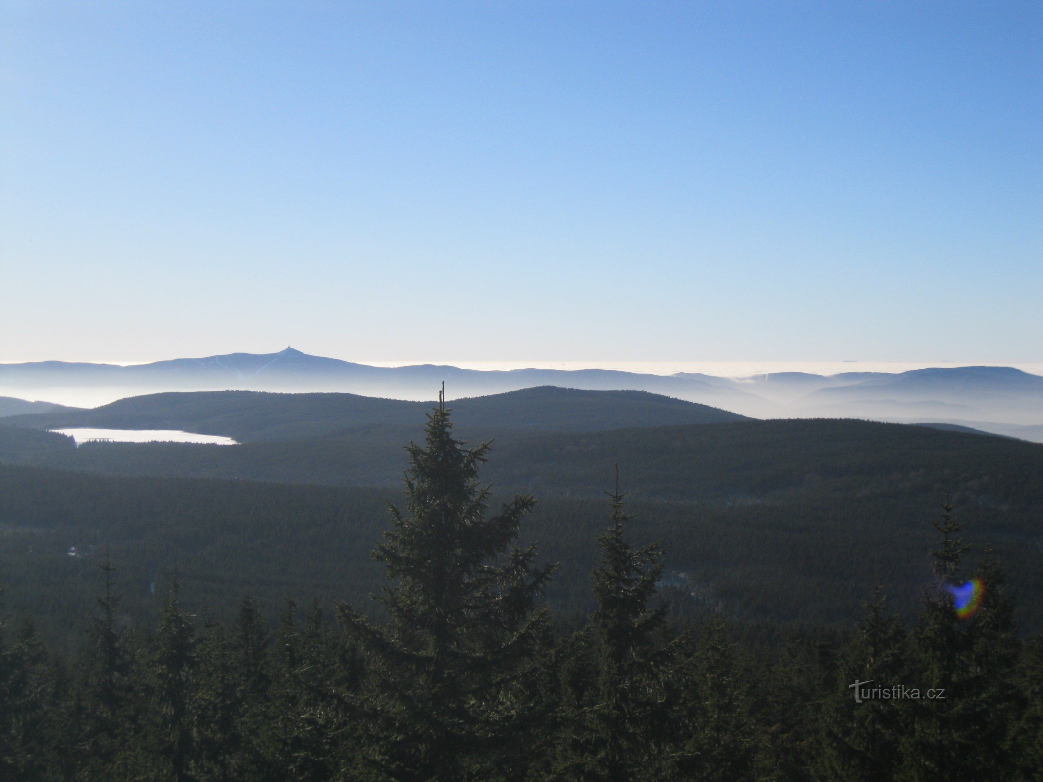 Výhled na Ještěd na horizontu.