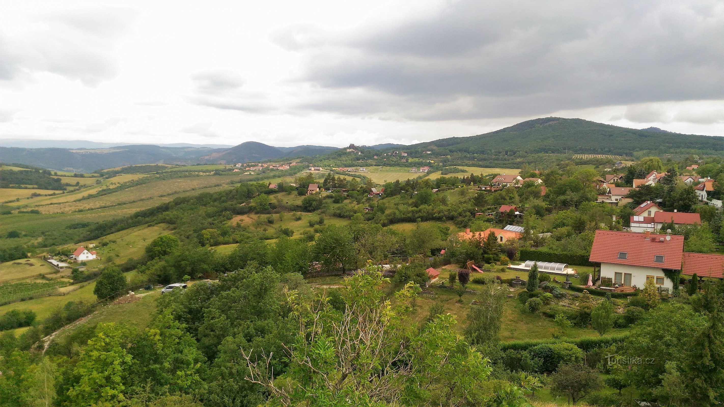 θέα στο Kamýk και το Plešivec