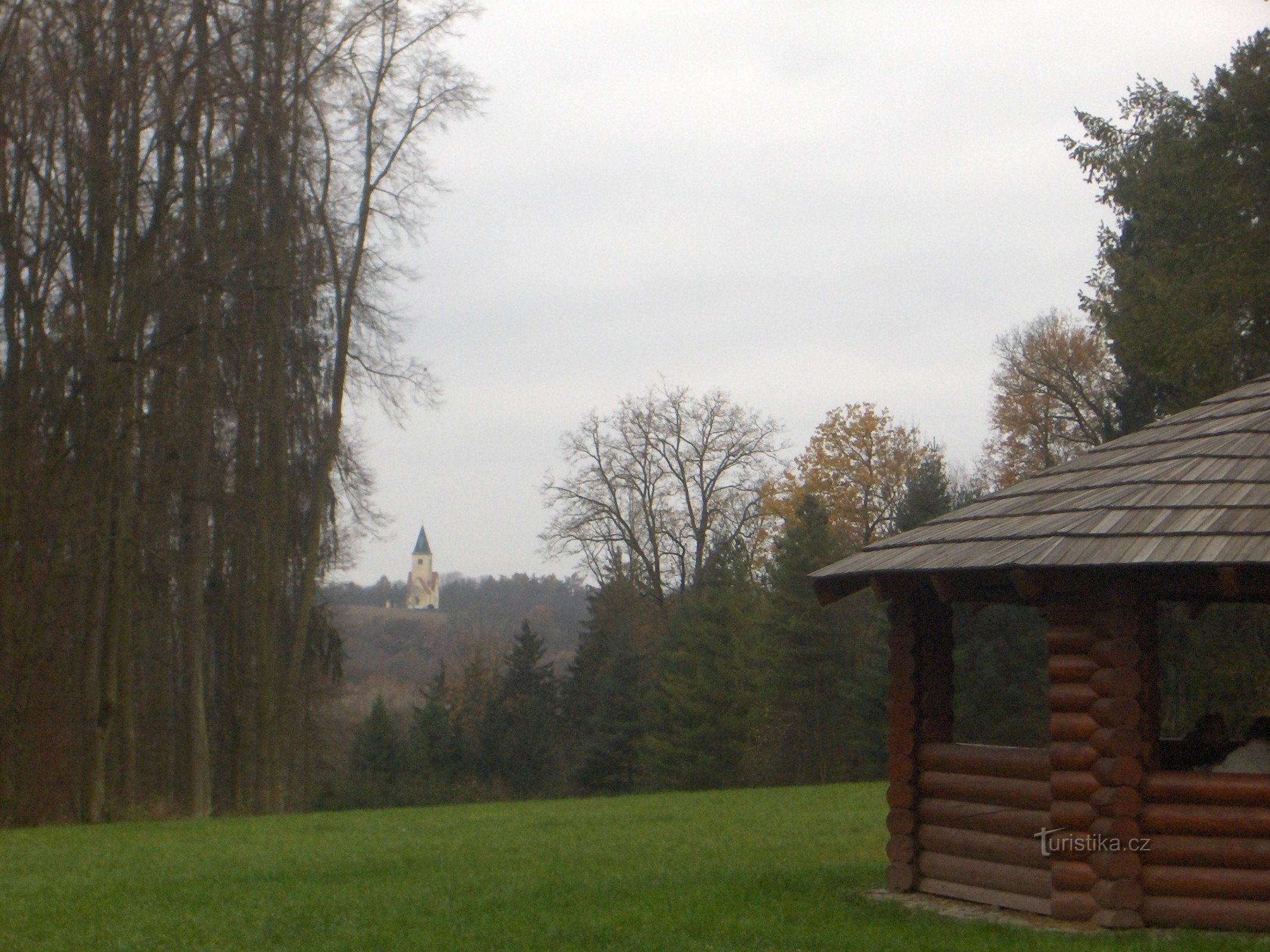 vista da igreja em Chvojně