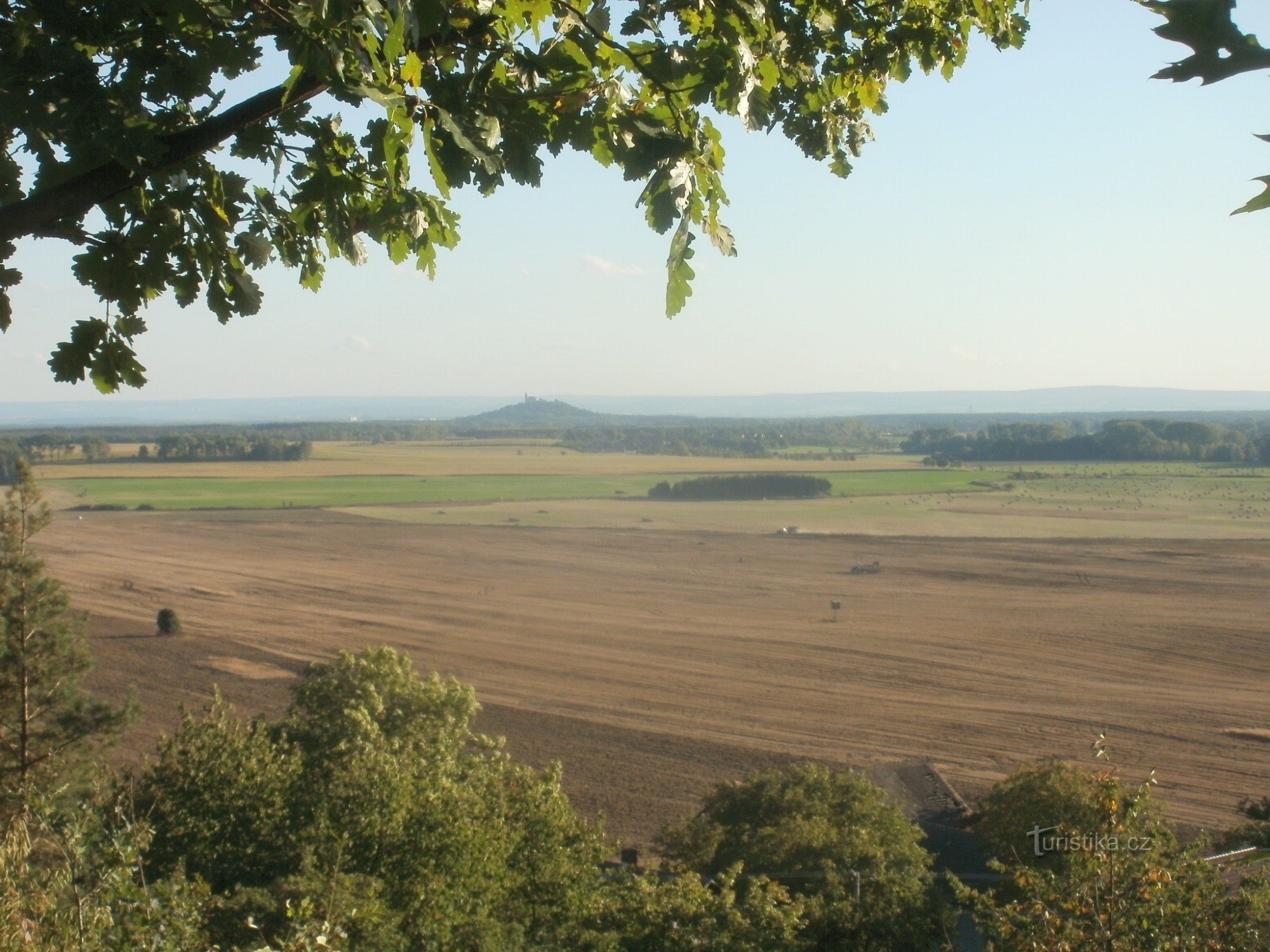 vedere la Kunětická hora (înainte de construirea turnului de observație)