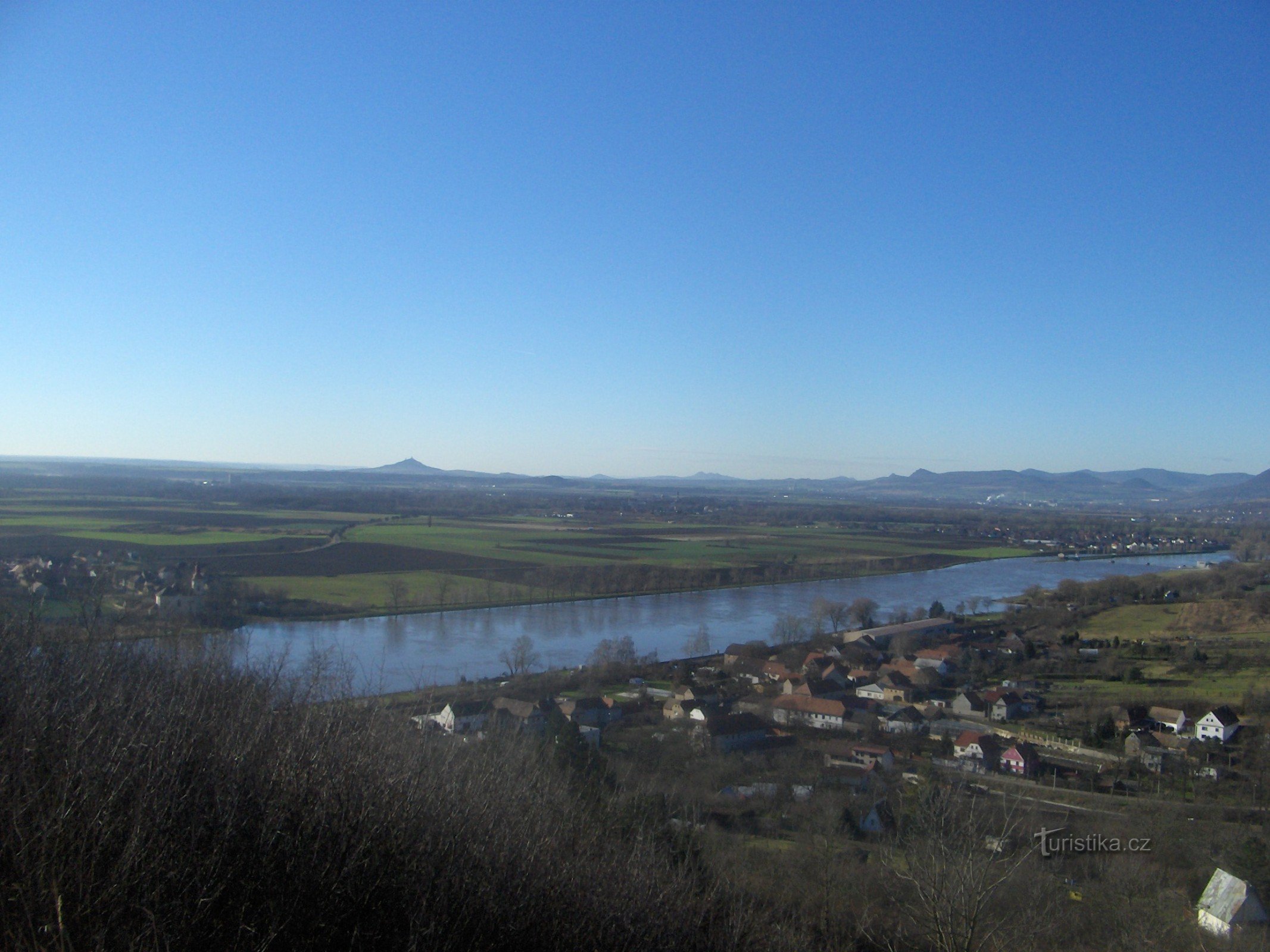 Lovosice 和 Český středohoří 山峰的景色