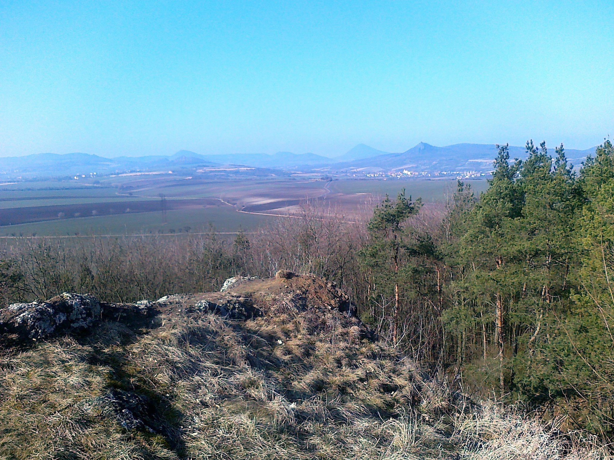 θέα στο Milešovské středohoří