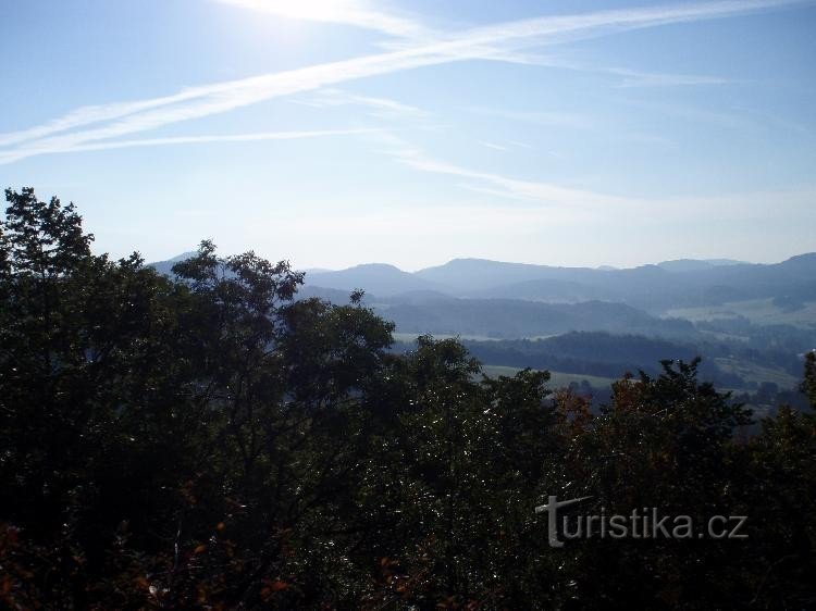 Aussicht: am Horizont links Jedlová (versteckt hinter einem Ast), Malý Stožec, länglich