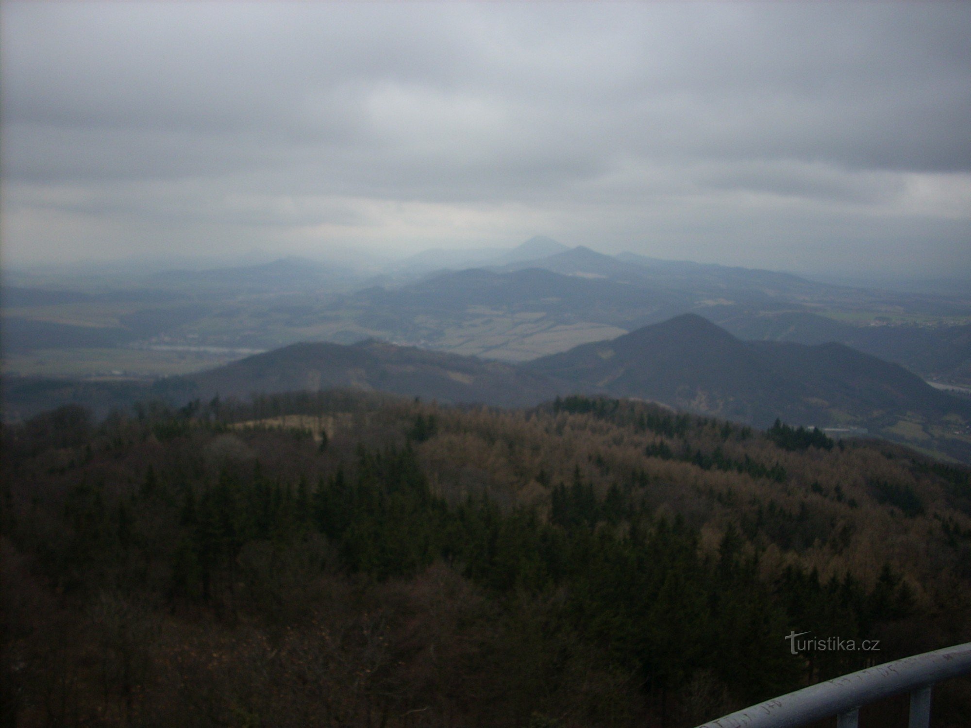 Výhled na okolní vrcholky Českého Středohoří