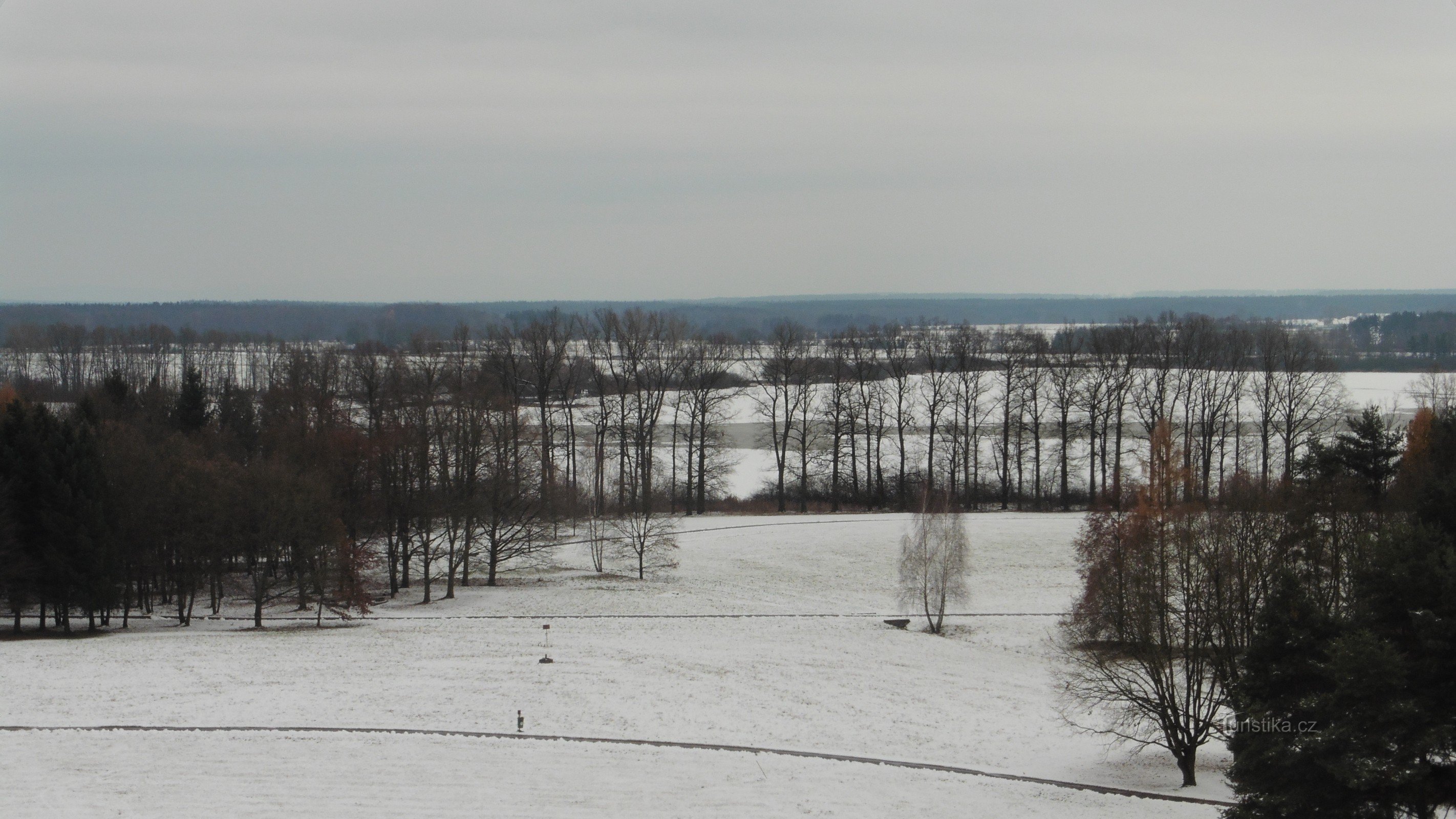 Blick auf den Park und den Teich Svět