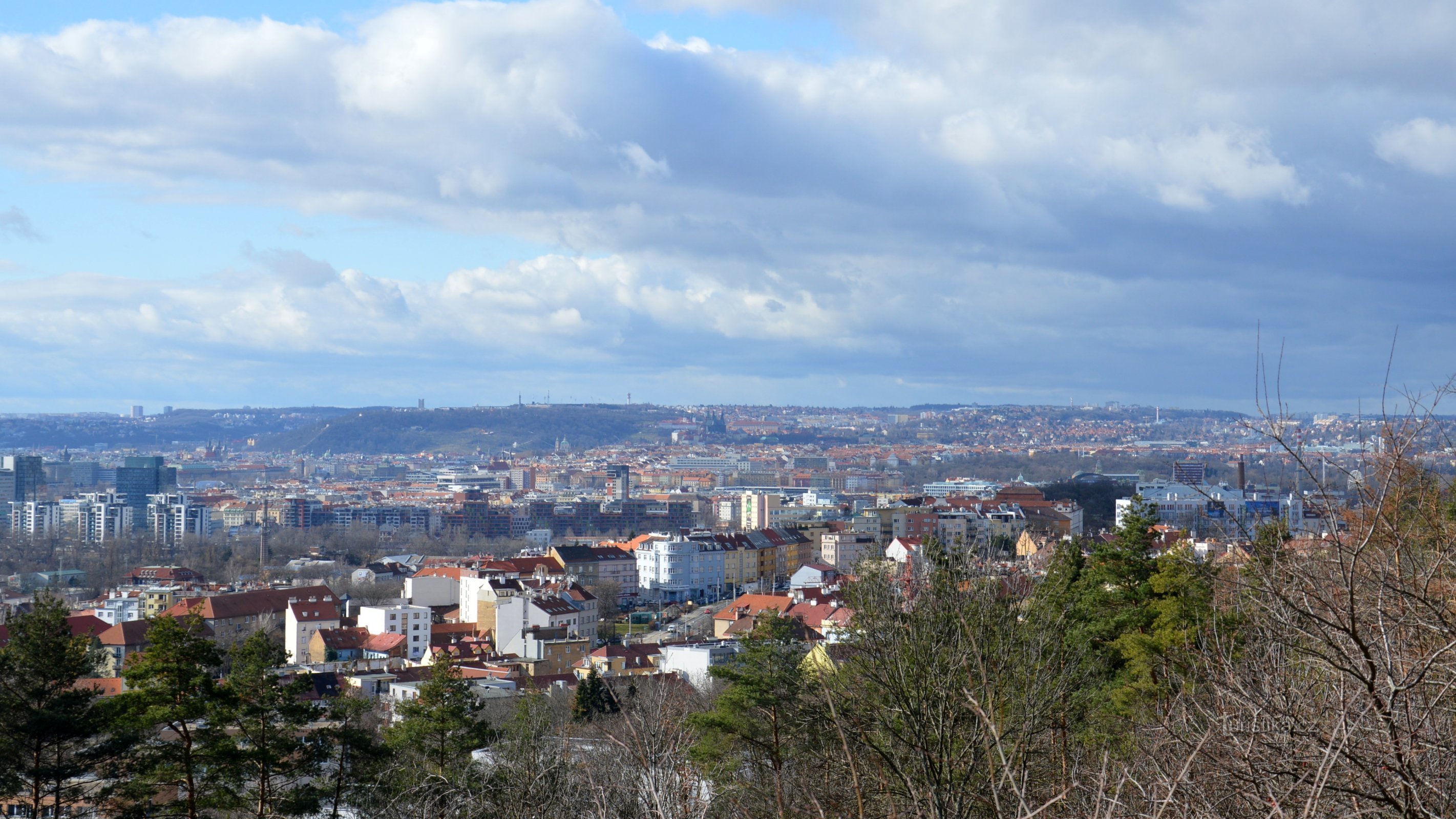 vedere la Praga, Petřín în spate