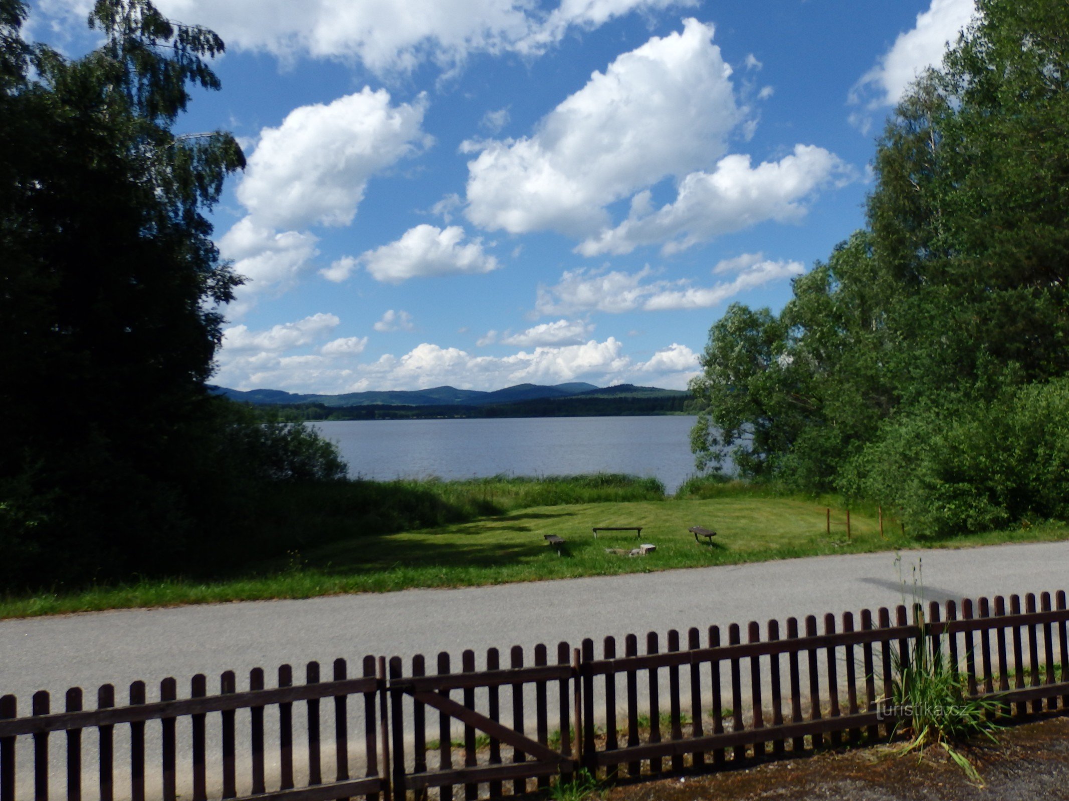 Blick auf den Teich direkt von der Tür des Ferienhauses