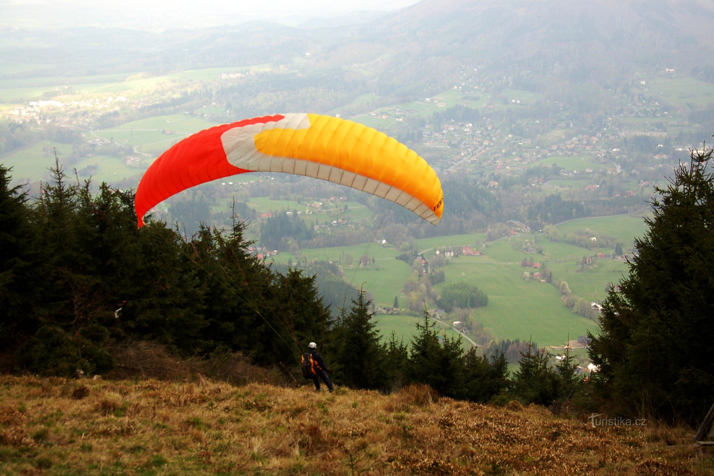 从 Velká Stolová 峰下看 Skalka 和滑翔伞 (4/2014)