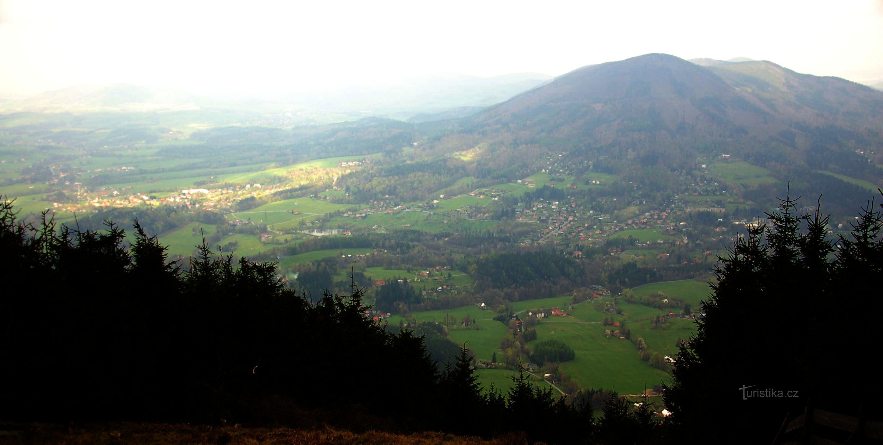 pogled na Skalko izpod vrha Velká Stolova (4/2014)