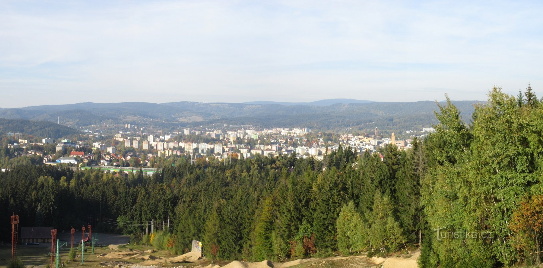 Die Aussicht auf das Skigebiet Dobrá Voda und Jablonec von unserem Parkplatz aus